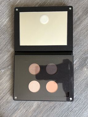 Neutral 4-Shade Eyeshadow Palette — Taupe, Deep Brown, Champagne & Peach